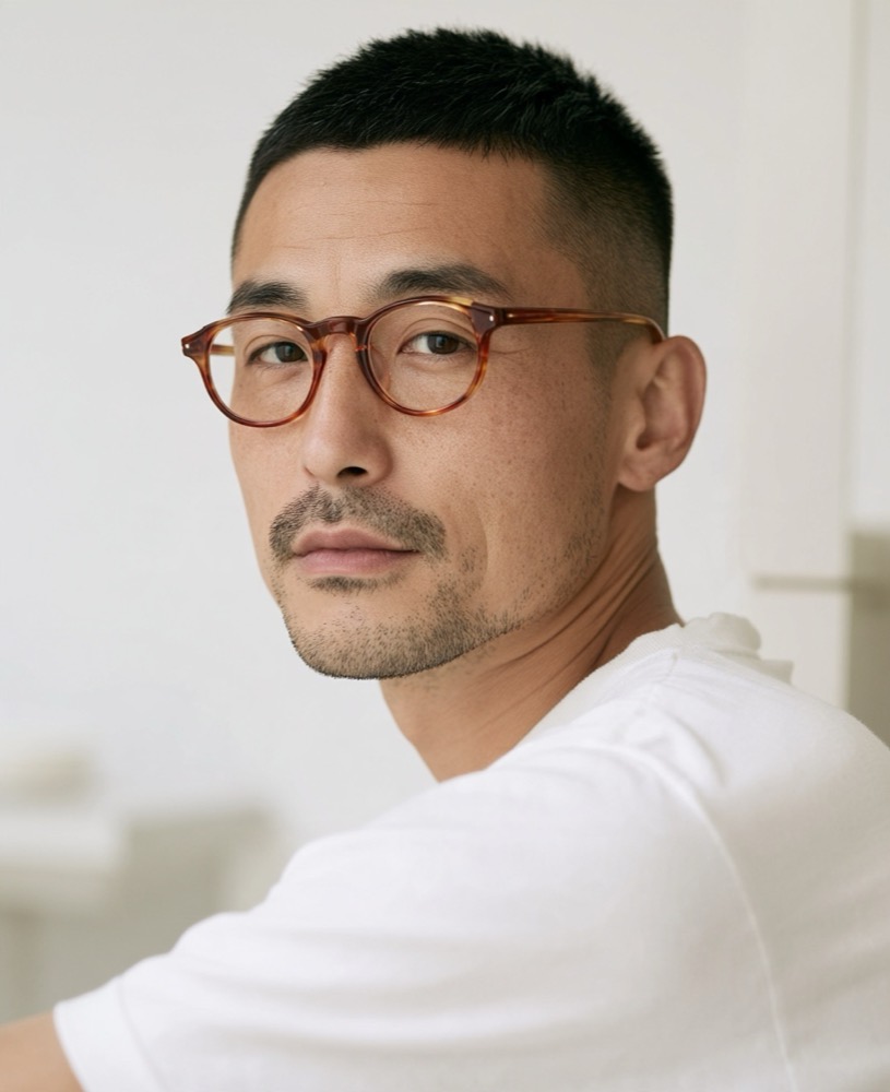 眼鏡の男性、短く整えたベリーショート