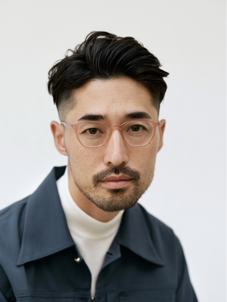 眼鏡の男性、サイドを短く整えたフェードのショート