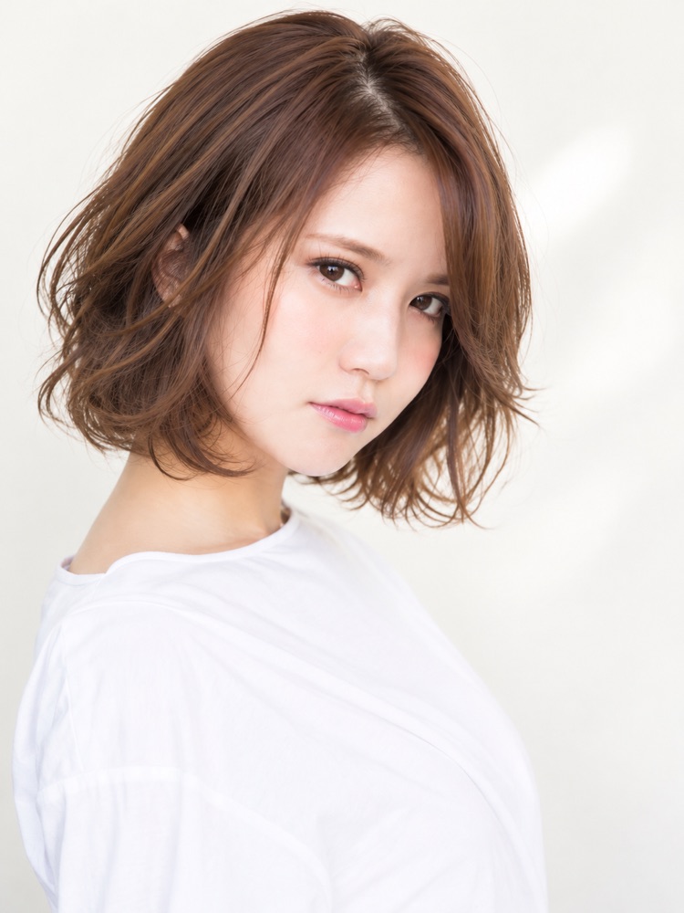 白いTシャツの女性、ふんわりとしたウェーブのボブ